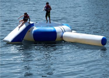 Μπλε υπαίθριο διογκώσιμο τραμπολίνο νερού, προσαρμοσμένα διογκώσιμα παιχνίδια νερού για τη λίμνη
