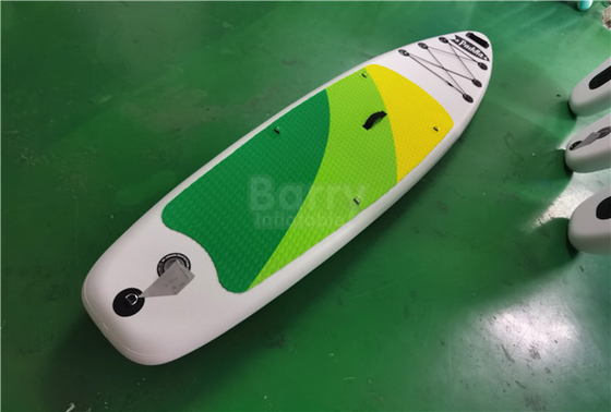 Προσαρμοσμένη πράσινη και κίτρινη διογκώσιμη στάση πινάκων ΓΟΥΛΙΑΣ επάνω σε Paddleboard
