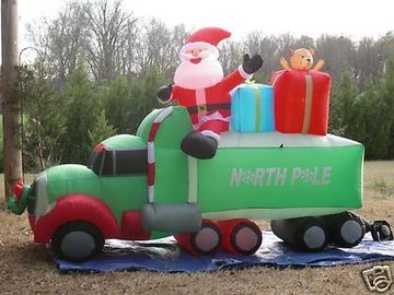 Τα γιγαντιαία διογκώσιμα Χριστούγεννα προϊόντων διαφήμισης διακοσμούν Άγιο Βασίλη με το αυτοκίνητο