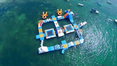 Γιγαντιαίο ενήλικο γιγαντιαίο μπλε διογκώσιμο αθλητικό πάρκο για το νησί ιχνών, αθλητικός εξοπλισμός νερού για τον ωκεανό