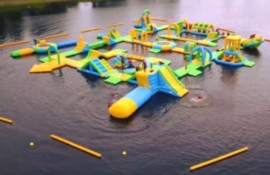 Εξωτερικό πλωτό φουσκωτό πάρκο νερού 0,9mm PVC φουσκωτά νερά παιχνίδια