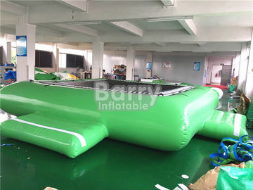 Πράσινο διογκώσιμο τραμπολίνο νερού παιχνιδιών νερού για τον επιπλέοντα εξοπλισμό πάρκων νερού