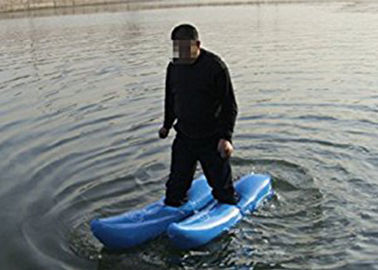 Επιπλέων περίπατος παιχνιδιών στα διογκώσιμα παιχνίδια νερού παπουτσιών νερού που περπατούν για τη λίμνη