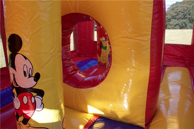 Ο θαυμάσιος Mickey Mouse που πηδά το διογκώσιμο σπίτι αναπήδησης του Castle για την εμπορική ψυχαγωγία