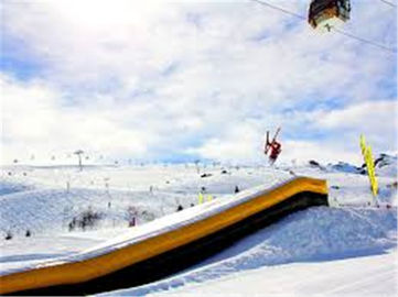 Υπαίθριος μεγάλος διογκώσιμος αερόσακος άλματος συνήθειας με την κεκλιμένη ράμπα για να κάνει σκι ή την ακροβατική επίδειξη ποδηλάτων Bmx ή FMX