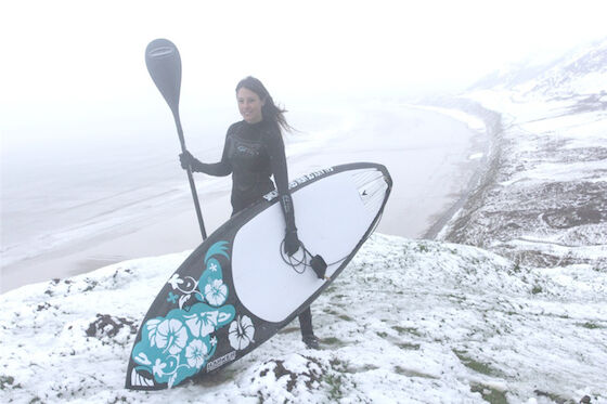Κρύα χειμερινή στάση της EVA επάνω στο κουπί που επιβιβάζεται στο διογκώσιμο πίνακα σκι χιονιού