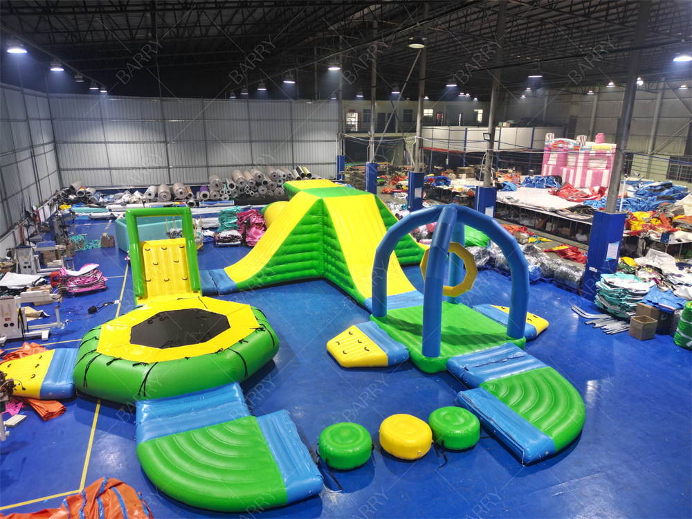 Υδάτινο Παιχνίδι Εξοπλισμός Παιχνίδι Custom Commercial Outdoor Νέο πράσινο φουσκωτό πλωτό πάρκο νερού για τη θάλασσα