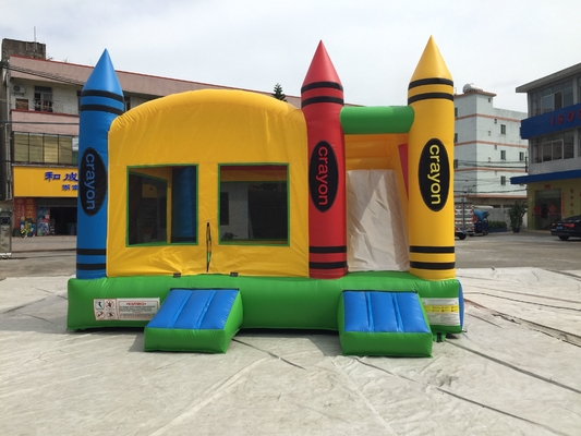 Εσωτερικό υπαίθριο κόμμα το διογκώσιμο Castle Combo με τα παιδιά φωτογραφικών διαφανειών που πηδούν την ψευτοπαλλικαρά