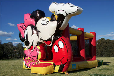 Ο θαυμάσιος Mickey Mouse που πηδά το διογκώσιμο σπίτι αναπήδησης του Castle για την εμπορική ψυχαγωγία